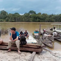 ÚLTIMA FOTO. Dom Phillips, de gorra negra, en una imagen recuperada del celular de Bruno Pereira cuatro meses después de que fueran asesinados.