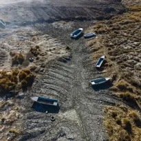 RETROCESO. En algunas partes del Titicaca el nivel del agua ha retrocedido tanto que ha dejado botes varados en medio del fondo seco y agrietado del lago.