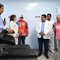 RÉGIMEN. Nicolás Maduro, Pedro Tellechea (de casaca roja y amarilla), quien llegó a ser ministro de Petróleo, y la pastora evangélica Mildres Mata, con el micrófono en mano.