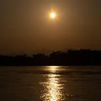 DESLUMBRAMIENTO. La promesa de dinero rápido con la extracción de oro ha cambiado la vida a orillas del río Santiago, en Amazonas.