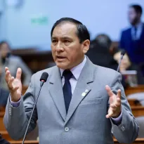 El reglamento del Congreso y especialistas consultados desmienten al congresista Flavio Cruz, vocero de la bancada de Perú Libre. 