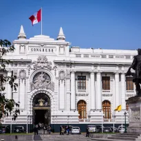 FORADO. A la par que el Congreso aprueba un crédito suplementario al Ejecutivo, impulsa leyes que recortan los ingresos tributarios a futuro.