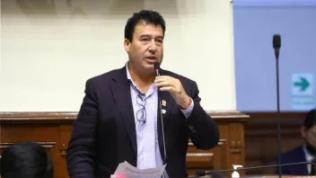 Es falso que el dictamen de retorno a la bicameralidad indica que la reelección parlamentaria es por un solo periodo